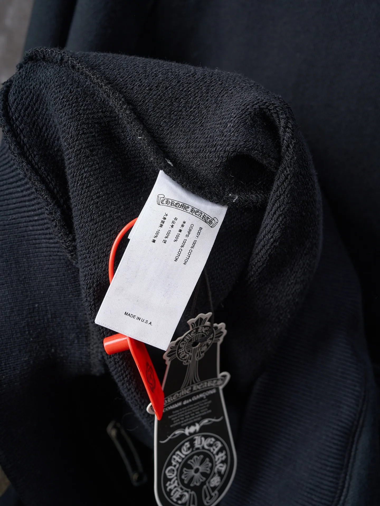 P480 Actual auction] Chrome Hearts/Ch cross logo patch embroidered hooded sweatshirt [Ready stock] S M L XL custom-made heavy fortress interwoven air cotton, full of texture, thick and solid, with classic black as the curtain, giving deep sensory luxury. With the Chrome heart cross patch embroidery decoration on the chest, it becomes the ultimate interpretation of dark gothic style. CH Gothic font is the finishing touch on the back panel, making the totem the thorn in your spirit. The logo iron plate sways slightly with the swing of the body, adding a sense of movement and vitality. It is unobtrusive but has an indescribable aura. It interprets the perfect blend of retro and luxury. It adopts imported machine appliqué embroidery technology and uses advanced computer control systems and precise mechanical components to realize the Chrome Hearts logo appliqué embroidery operation. It presents an embroidery effect with both clarity and three-dimensionality. The fabrics have been washed and have a better hand feel. They are not easy to deform, shrink or fade. Maintains long-lasting beauty with a loose fit